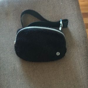 Lululemon Athletica belt bag Sherpa black.